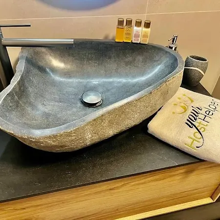 Luxury Sea View Yourhosthelper Apartment *